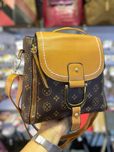 Cargar imagen en el visor de la galería, Cartera y Mochila Loui
