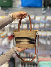 Cargar imagen en el visor de la galería, Cartera Mila x Mayor
